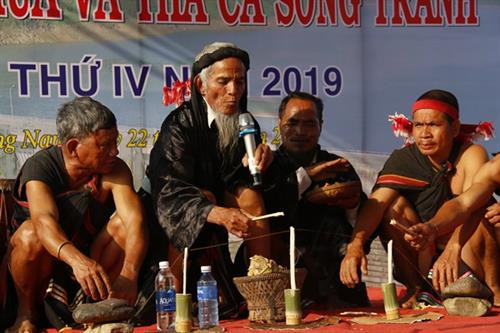 Tái hiện nghi thức cầu mưa tại buổi lễ. Ảnh: baoquangnam.vn