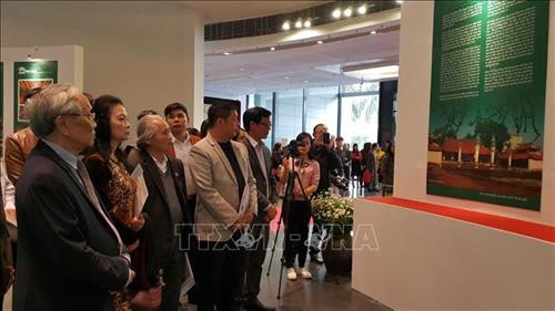 Khách tham quan triển lãm "Di tích quốc gia đặc biệt ở Hà Nội". Ảnh: Đinh Thuận - TTXVN Khách tham quan triển lãm "Di tích quốc gia đặc biệt ở Hà Nội". Ảnh: Đinh Thuận - TTXVN