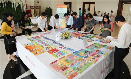 Các bản mẫu sách giáo khoa do Nhà xuất bản Giáo dục Việt Nam biên soạn được giới thiệu tại hội thảo. Ảnh: Thanh Tùng - TTXVN Các bản mẫu sách giáo khoa do Nhà xuất bản Giáo dục Việt Nam biên soạn được giới thiệu tại hội thảo. Ảnh: Thanh Tùng - TTXVN