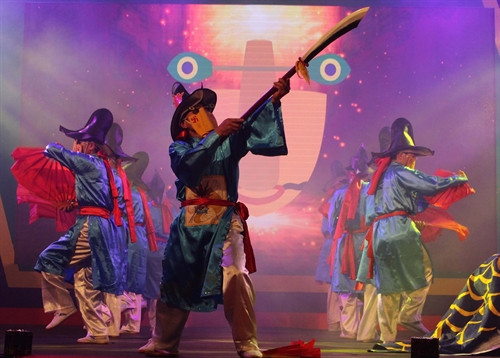 Các nghệ nhân biểu diễn Trò diễn Xuân Phả. Ảnh: Trịnh Duy Hưng-TTXVN