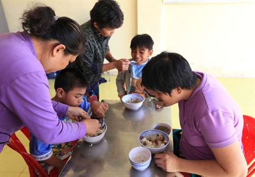 Một bữa ăn tại Trung tâm nuôi dưỡng phục hồi chức năng cho nạn nhân chất độc da cam/dioxin tỉnh Tây Ninh.