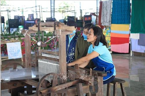 Gian trưng bày nghề truyền thống tại Bảo Lộc. Ảnh: Đặng Tuấn - TTXVN Gian trưng bày nghề truyền thống tại Bảo Lộc. Ảnh: Đặng Tuấn - TTXVN