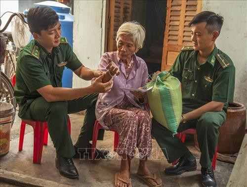 Đồn Biên phòng cửa khẩu quốc tế Hà Tiên thăm và trao tiền, gạo cho bà Võ Thị Sáu, người già neo đơn ở ấp Thạch Động, xã Mỹ Đức, thị xã Hà Tiên, tỉnh Kiên Giang. Ảnh: Nguyễn Vũ Thành Đạt - TTXVN Đồn Biên phòng cửa khẩu quốc tế Hà Tiên thăm và trao tiền, gạo cho bà Võ Thị Sáu, người già neo đơn ở ấp Thạch Động, xã Mỹ Đức, thị xã Hà Tiên, tỉnh Kiên Giang. Ảnh: Nguyễn Vũ Thành Đạt - TTXVN