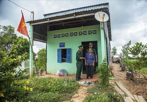 Căn nhà của bà Nguyễn Thị Ánh ở xã Phú Mỹ, huyện Giang Thành, tỉnh Kiên Giang thuộc chương trình “Đại đoàn kết” được Bộ đội Biên phòng xây dựng. Ảnh: Nguyễn Vũ Thành Đạt - TTXVN Căn nhà của bà Nguyễn Thị Ánh ở xã Phú Mỹ, huyện Giang Thành, tỉnh Kiên Giang thuộc chương trình “Đại đoàn kết” được Bộ đội Biên phòng xây dựng. Ảnh: Nguyễn Vũ Thành Đạt - TTXVN
