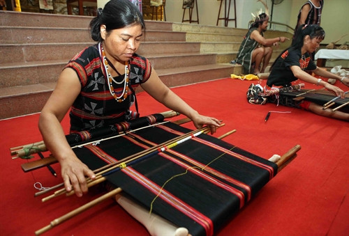 Biểu diễn nghề dệt thổ cẩm truyền thống của dân tộc Cơ-tu