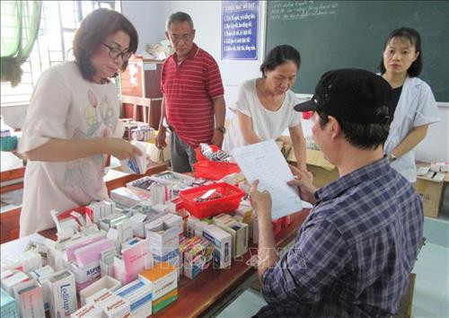 Các bác sĩ chuẩn bị thuốc phát miễn phí cho người dân xã Phước Nam (huyện Thuận Nam, Ninh Thuận). Ảnh: Nguyễn Thành – TTXVN Các bác sĩ chuẩn bị thuốc phát miễn phí cho người dân xã Phước Nam (huyện Thuận Nam, Ninh Thuận). Ảnh: Nguyễn Thành – TTXVN