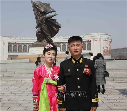 Thủ đô Bình Nhưỡng ngày nay mang một dáng vẻ hiện đại. Ảnh: Phương Hoa – TTXVN Những ngôi nhà cao tầng được sơn nhiều màu sắc mang dáng vẻ hiện đại cho Thủ đô Bình Nhưỡng. Ảnh: Phương Hoa- TTXVN Toàn cảnh thành phố Bình Nhưỡng nhìn từ trên cao. Ảnh: Phương Hoa – TTXVN Tiết mục hòa nhạc của Dàn nhạc Công Huân quốc gia Triều Tiên. Ảnh: Phương Hoa – TTXVN Đúng dịp sinh nhật của Chủ tịch Kim Nhật Thành, Triển lãm hoa được tổ chức tại Thủ đô Bình Nhưỡng. Ảnh: Phương Hoa – TTXVN Một gia đình Triều Tiên tham quan Triển lãm hoa Kim Nhật Thành. Ảnh: Phương Hoa – TTXVN Phụ nữ Triều Tiên mặc trang phục truyền thống vào xem Triển lãm hoa Kim Nhật Thành. Ảnh: Phương Hoa – TTXVN Người dân Triều Tiên xếp hàng vào xem Triển lãm hoa Kim Nhật Thành. Ảnh: Phương Hoa – TTXVN Một ngôi nhà truyền thống bên cạnh những công trình hiện đại. Ảnh: Phương Hoa – TTXVN Người dân và thiếu niên Triều Tiên đến vui chơi ở công viên. Ảnh: Phương Hoa – TTXVN Ngày cuối tuần, người dân Triều Tiên đến vui chơi ở các công viên nổi tiếng. Ảnh: Phương Hoa – TTXVN Một gian hàng dược phẩm ở Bình Nhưỡng. Ảnh: Phương Hoa – TTXVN Học sinh học môn thể thao yêu thích ở trường học. Ảnh: Phương Hoa – TTXVN Lớp học âm nhạc của học sinh Triều Tiên. Ảnh: Phương Hoa – TTXVN Lớp dạy lập trình tại Cung Học sinh Thiếu niên Vạn Cảnh Đài. Ảnh: Phương Hoa – TTXVN Triều Tiên rất chú trọng đến việc phát triển toàn diện con người, học sinh được tham gia các lớp học nghệ thuật. Ảnh: Phương Hoa- TTXVN Học sinh Triều Tiên học viết thư pháp. Ảnh: Phương Hoa – TTXVN Một cặp vợ chồng sắp cưới chụp ảnh trước Bảo tàng Chiến thắng Chiến tranh Giải phóng Tổ quốc. Ảnh: Phương Hoa – TTXVN Người dân xếp hàng trật tự lên phương tiện giao thông công cộng. Ảnh: Phương Hoa- TTXVN Cung Thái Dương Kumsusan-nơi an nghỉ của Chủ tịch Kim Nhật Thành và Kim Jong - Il. Ảnh: Phương Hoa – TTXVN Nhà ga trung tâm ở Thủ đô Bình Nhưỡng. Ảnh: Phương Hoa – TTXVN Tòa nhà Quốc hội ở Thủ đô Bình Nhưỡng. Ảnh: Phương Hoa – TTXVN Ngoài phương tiện giao thông công cộng, người dân Bình Nhưỡng thường xuyên sử dụng xe đạp. Ảnh: Phương Hoa – TTXVN Hoa nở trên đường phố cùng với những ngôi nhà cao tầng mang nhiều màu sắc rực rỡ. Ảnh: Phương Hoa – TTXVN Tượng "Vạn Lý Mã" - bức tượng nổi tiếng ở Bình Nhưỡng. Ảnh: Phương Hoa – TTXVN Những dãy phố với công trình kiến trúc hiện đại được xây dựng ở Bình Nhưỡng. Ảnh: Phương Hoa – TTXVN Nhiều chung cư cao tầng được xây dựng phục vụ chỗ ở cho người dân ở Thủ đô Bình Nhưỡng. Ảnh: Phương Hoa – TTXVN Khải Hoàn Môn - một công trình nổi tiếng ở Bình Nhưỡng. Ảnh: Phương Hoa – TTXVN Tháp Chủ thể cao 170 m là Tượng đài về học thuyết tự lực tự cường ở Triều Tiên. Ảnh: Phương Hoa – TTXVN Một công trình kiến trúc truyền thống của Triều Tiên tại Thủ đô Bình Nhưỡng. Ảnh: Phương Hoa – TTXVN Quảng trường Kim Nhật Thành, nơi tổ chức các sự kiện lớn của Triều Tiên. Ảnh: Phương Hoa – TTXVN Pin năng lượng mặt trời được sử dụng ở nhiều nơi tại Thủ đô Bình Nhưỡng. Ảnh: Phương Hoa – TTXVN Ô tô điện là phương tiện giao thông công cộng phổ biển ở Bình Nhưỡng. Ảnh: Phương Hoa – TTXVN Nhà ga Bình Nhưỡng nhìn từ trên cao. Ảnh: Phương Hoa – TTXVN Tòa nhà Ryugyong cao 330m ở Thủ đô Bình Nhưỡng. Ảnh: Phương Hoa – TTXVN Một công trình lịch sử ở Thủ đô Bình Nhưỡng. Ảnh: Phương Hoa – TTXVN Học sinh mầm non được cô giáo dẫn đi dã ngoại. Ảnh: Phương Hoa – TTXVN Thủ đô Bình Nhưỡng nhìn từ trên cao. Ảnh: Phương Hoa – TTXVN Khu Chang Jong, nơi tập trung nhiều nhà cao tầng. Ảnh: Phương Hoa – TTXVN Thủ đô Bình Nhưỡng ngày nay mang một dáng vẻ hiện đại. Ảnh: Phương Hoa – TTXVN Những ngôi nhà cao tầng được sơn nhiều màu sắc mang dáng vẻ hiện đại cho Thủ đô Bình Nhưỡng. Ảnh: Phương Hoa- TTXVN Toàn cảnh thành phố Bình Nhưỡng nhìn từ trên cao. Ảnh: Phương Hoa – TTXVN Tiết mục hòa nhạc của Dàn nhạc Công Huân quốc gia Triều Tiên. Ảnh: Phương Hoa – TTXVN Đúng dịp sinh nhật của Chủ tịch Kim Nhật Thành, Triển lãm hoa được tổ chức tại Thủ đô Bình Nhưỡng. Ảnh: Phương Hoa – TTXVN Một gia đình Triều Tiên tham quan Triển lãm hoa Kim Nhật Thành. Ảnh: Phương Hoa – TTXVN Phụ nữ Triều Tiên mặc trang phục truyền thống vào xem Triển lãm hoa Kim Nhật Thành. Ảnh: Phương Hoa – TTXVN Người dân Triều Tiên xếp hàng vào xem Triển lãm hoa Kim Nhật Thành. Ảnh: Phương Hoa – TTXVN Một ngôi nhà truyền thống bên cạnh những công trình hiện đại. Ảnh: Phương Hoa – TTXVN Người dân và thiếu niên Triều Tiên đến vui chơi ở công viên. Ảnh: Phương Hoa – TTXVN Ngày cuối tuần, người dân Triều Tiên đến vui chơi ở các công viên nổi tiếng. Ảnh: Phương Hoa – TTXVN Một gian hàng dược phẩm ở Bình Nhưỡng. Ảnh: Phương Hoa – TTXVN Học sinh học môn thể thao yêu thích ở trường học. Ảnh: Phương Hoa – TTXVN Lớp học âm nhạc của học sinh Triều Tiên. Ảnh: Phương Hoa – TTXVN Lớp dạy lập trình tại Cung Học sinh Thiếu niên Vạn Cảnh Đài. Ảnh: Phương Hoa – TTXVN Triều Tiên rất chú trọng đến việc phát triển toàn diện con người, học sinh được tham gia các lớp học nghệ thuật. Ảnh: Phương Hoa- TTXVN Học sinh Triều Tiên học viết thư pháp. Ảnh: Phương Hoa – TTXVN Một cặp vợ chồng sắp cưới chụp ảnh trước Bảo tàng Chiến thắng Chiến tranh Giải phóng Tổ quốc. Ảnh: Phương Hoa – TTXVN Người dân xếp hàng trật tự lên phương tiện giao thông công cộng. Ảnh: Phương Hoa- TTXVN Cung Thái Dương Kumsusan-nơi an nghỉ của Chủ tịch Kim Nhật Thành và Kim Jong - Il. Ảnh: Phương Hoa – TTXVN Nhà ga trung tâm ở Thủ đô Bình Nhưỡng. Ảnh: Phương Hoa – TTXVN Tòa nhà Quốc hội ở Thủ đô Bình Nhưỡng. Ảnh: Phương Hoa – TTXVN Ngoài phương tiện giao thông công cộng, người dân Bình Nhưỡng thường xuyên sử dụng xe đạp. Ảnh: Phương Hoa – TTXVN Hoa nở trên đường phố cùng với những ngôi nhà cao tầng mang nhiều màu sắc rực rỡ. Ảnh: Phương Hoa – TTXVN Tượng "Vạn Lý Mã" - bức tượng nổi tiếng ở Bình Nhưỡng. Ảnh: Phương Hoa – TTXVN Những dãy phố với công trình kiến trúc hiện đại được xây dựng ở Bình Nhưỡng. Ảnh: Phương Hoa – TTXVN Nhiều chung cư cao tầng được xây dựng phục vụ chỗ ở cho người dân ở Thủ đô Bình Nhưỡng. Ảnh: Phương Hoa – TTXVN Khải Hoàn Môn - một công trình nổi tiếng ở Bình Nhưỡng. Ảnh: Phương Hoa – TTXVN Tháp Chủ thể cao 170 m là Tượng đài về học thuyết tự lực tự cường ở Triều Tiên. Ảnh: Phương Hoa – TTXVN Một công trình kiến trúc truyền thống của Triều Tiên tại Thủ đô Bình Nhưỡng. Ảnh: Phương Hoa – TTXVN Quảng trường Kim Nhật Thành, nơi tổ chức các sự kiện lớn của Triều Tiên. Ảnh: Phương Hoa – TTXVN Pin năng lượng mặt trời được sử dụng ở nhiều nơi tại Thủ đô Bình Nhưỡng. Ảnh: Phương Hoa – TTXVN Ô tô điện là phương tiện giao thông công cộng phổ biển ở Bình Nhưỡng. Ảnh: Phương Hoa – TTXVN Nhà ga Bình Nhưỡng nhìn từ trên cao. Ảnh: Phương Hoa – TTXVN Tòa nhà Ryugyong cao 330m ở Thủ đô Bình Nhưỡng. Ảnh: Phương Hoa – TTXVN Một công trình lịch sử ở Thủ đô Bình Nhưỡng. Ảnh: Phương Hoa – TTXVN Học sinh mầm non được cô giáo dẫn đi dã ngoại. Ảnh: Phương Hoa – TTXVN Thủ đô Bình Nhưỡng nhìn từ trên cao. Ảnh: Phương Hoa – TTXVN Khu Chang Jong, nơi tập trung nhiều nhà cao tầng. Ảnh: Phương Hoa – TTXVN