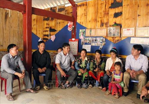 Trưởng Ban Dân vận huyện Tân Uyên (thứ 3 bên trái) cùng cán bộ xã tuyên truyền vận động người dân bản Khau Giếng, xã Hố Mít, huyện Tân Uyên bỏ những phong tục tập quán lạc hậu, cùng giúp nhau phát triển kinh tế, xóa đói giảm nghèo, chung tay xây dựng nông thôn mới. Ảnh: Quý Trung – TTXVN Trưởng Ban Dân vận huyện Tân Uyên (thứ 3 bên trái) cùng cán bộ xã tuyên truyền vận động người dân bản Khau Giếng, xã Hố Mít, huyện Tân Uyên bỏ những phong tục tập quán lạc hậu, cùng giúp nhau phát triển kinh tế, xóa đói giảm nghèo, chung tay xây dựng nông thôn mới. Ảnh: Quý Trung – TTXVN
