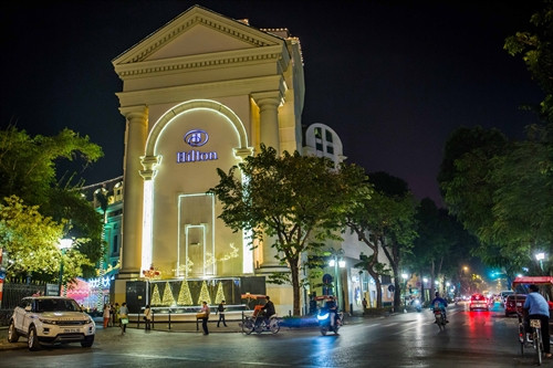 Phố Lê Thánh Tông được trang trí đèn màu rực rỡ đón Giáng sinh. Phố Lê Thánh Tông được trang trí đèn màu rực rỡ đón Giáng sinh.