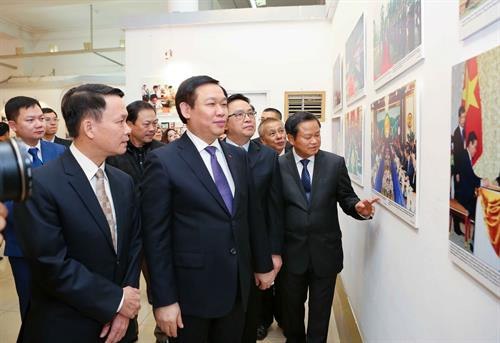 Đồng chí Vương Đình Huệ, Ủy viên Bộ Chính trị, Phó Thủ tướng Chính phủ cùng các đại biểu tham quan triển lãm. Ảnh: Thành Đạt – TTXVN