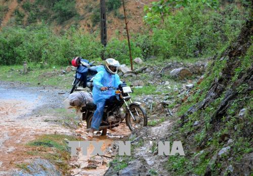 Hiện trường sạt lở tại km280+900, quốc lộ 279. Ảnh: Văn Dũng – TTXVN Sau sự cố sạt lở, tuyến đường bị tê liệt, chỉ có phương tiện xe máy mới men theo đường đất bên vách núi trong khó khăn, vất vả và phải mất cả chục phút đồng hồ mới qua đây được. Ảnh: Văn Dũng – TTXVN Hiện trường sạt lở tại km280+900, quốc lộ 279. Ảnh: Văn Dũng – TTXVN Sau sự cố sạt lở, tuyến đường bị tê liệt, chỉ có phương tiện xe máy mới men theo đường đất bên vách núi trong khó khăn, vất vả và phải mất cả chục phút đồng hồ mới qua đây được. Ảnh: Văn Dũng – TTXVN