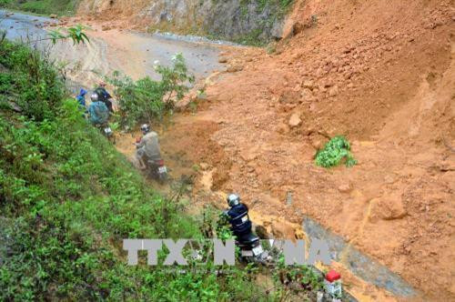 Hiện trường sạt lở tại km280+900, quốc lộ 279. Ảnh: Văn Dũng – TTXVN Sau sự cố sạt lở, tuyến đường bị tê liệt, chỉ có phương tiện xe máy mới men theo đường đất bên vách núi trong khó khăn, vất vả và phải mất cả chục phút đồng hồ mới qua đây được. Ảnh: Văn Dũng – TTXVN Hiện trường sạt lở tại km280+900, quốc lộ 279. Ảnh: Văn Dũng – TTXVN Sau sự cố sạt lở, tuyến đường bị tê liệt, chỉ có phương tiện xe máy mới men theo đường đất bên vách núi trong khó khăn, vất vả và phải mất cả chục phút đồng hồ mới qua đây được. Ảnh: Văn Dũng – TTXVN