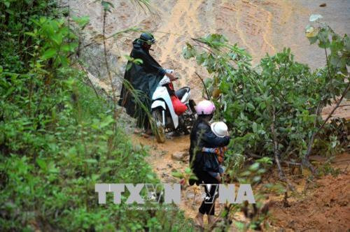 Hiện trường sạt lở tại km280+900, quốc lộ 279. Ảnh: Văn Dũng – TTXVN Sau sự cố sạt lở, tuyến đường bị tê liệt, chỉ có phương tiện xe máy mới men theo đường đất bên vách núi trong khó khăn, vất vả và phải mất cả chục phút đồng hồ mới qua đây được. Ảnh: Văn Dũng – TTXVN Hiện trường sạt lở tại km280+900, quốc lộ 279. Ảnh: Văn Dũng – TTXVN Sau sự cố sạt lở, tuyến đường bị tê liệt, chỉ có phương tiện xe máy mới men theo đường đất bên vách núi trong khó khăn, vất vả và phải mất cả chục phút đồng hồ mới qua đây được. Ảnh: Văn Dũng – TTXVN