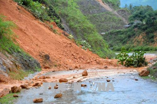 Hiện trường sạt lở tại km280+900, quốc lộ 279. Ảnh: Văn Dũng – TTXVN Sau sự cố sạt lở, tuyến đường bị tê liệt, chỉ có phương tiện xe máy mới men theo đường đất bên vách núi trong khó khăn, vất vả và phải mất cả chục phút đồng hồ mới qua đây được. Ảnh: Văn Dũng – TTXVN Hiện trường sạt lở tại km280+900, quốc lộ 279. Ảnh: Văn Dũng – TTXVN Sau sự cố sạt lở, tuyến đường bị tê liệt, chỉ có phương tiện xe máy mới men theo đường đất bên vách núi trong khó khăn, vất vả và phải mất cả chục phút đồng hồ mới qua đây được. Ảnh: Văn Dũng – TTXVN