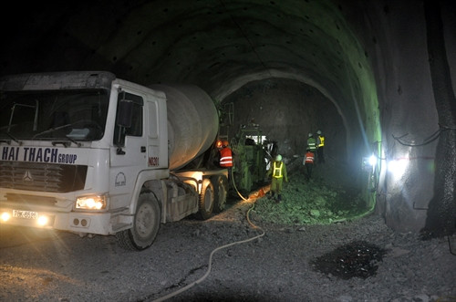 Công nhân Công ty Cổ phần Đầu tư Hải Thạch đang khoan hầm Cù Mông. Ảnh: Thế Lập – TTXVN. Công nhân Công ty Cổ phần Đầu tư Hải Thạch đang khoan hầm Cù Mông. Ảnh: Thế Lập – TTXVN.