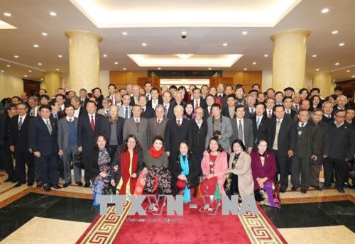 Tổng Bí thư Nguyễn Phú Trọng và các đồng chí lãnh đạo Đảng, Nhà nước chụp ảnh chung với các đại biểu trí thức, văn nghệ sĩ. Ảnh: Trí Dũng – TTXVN Tổng Bí thư Nguyễn Phú Trọng và các đồng chí lãnh đạo Đảng, Nhà nước chụp ảnh chung với các đại biểu trí thức, văn nghệ sĩ. Ảnh: Trí Dũng – TTXVN