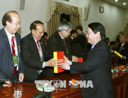 Phó Chủ tịch, Tổng Thư ký Uỷ ban Trung ương MTTQ Việt Nam Hầu A Lềnh tặng quà cho các đại biểu. Ảnh: Nguyễn Dân - TTXVN. Phó Chủ tịch, Tổng Thư ký Uỷ ban Trung ương MTTQ Việt Nam Hầu A Lềnh tặng quà cho các đại biểu. Ảnh: Nguyễn Dân - TTXVN.