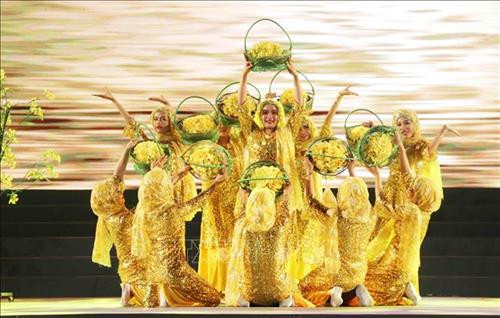 Tiết mục nghệ thuật “Mùa bông điên điển” của đồng bào Chăm An Giang. Ảnh: Phạm Cường-TTXVN Tiết mục nghệ thuật “Mùa bông điên điển” của đồng bào Chăm An Giang. Ảnh: Phạm Cường-TTXVN