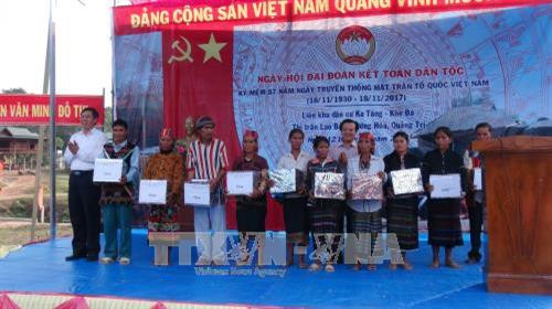 Trao tặng quà cho các hộ có công với cách mạng và hộ nghèo của 2 bản Ka Tăng và Khe Đá . Ảnh: Thanh Thủy-TTXVN Trao tặng quà cho các hộ có công với cách mạng và hộ nghèo của 2 bản Ka Tăng và Khe Đá . Ảnh: Thanh Thủy-TTXVN