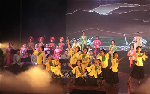 Chương trình nghệ thuật trong đêm khai mạc Lễ hội “Quảng Bình - Bí ẩn bất tận”. Ảnh: Trịnh Bang Nhiệm - TTXVN Chương trình nghệ thuật trong đêm khai mạc Lễ hội “Quảng Bình - Bí ẩn bất tận”. Ảnh: Trịnh Bang Nhiệm - TTXVN