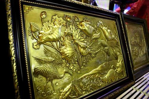 Các sản phẩm kim hoàn, mỹ nghệ của các làng nghề tại buổi trưng bày. Ảnh: Thành Đạt – TTXVN