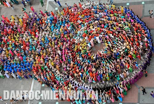 Hàng nghìn người dân cùng tham gia xếp hình, đồng diễn áo dài tại phố đi bộ Nguyễn Huệ