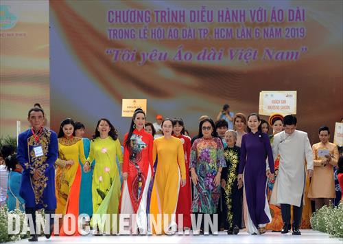 Các đại biểu, đại sứ hình ảnh áo dài của lễ hội áo dài Thành phố Hồ Chí Minh 2019 tham gia diễu hành áo dài tại phố đi bộ Nguyễn Huệ