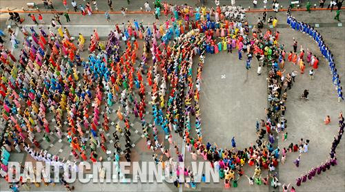 Hàng nghìn người dân cùng tham gia xếp hình, đồng diễn áo dài tại phố đi bộ Nguyễn Huệ