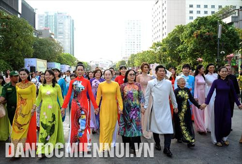 Các đại biểu, đại sứ hình ảnh áo dài của lễ hội áo dài Thành phố Hồ Chí Minh 2019 tham gia diễu hành áo dài tại phố đi bộ Nguyễn Huệ