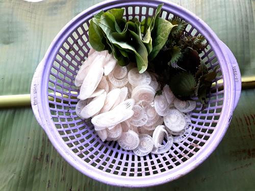 Nguyên liệu để chế biến canh loóng. Nguyên liệu để chế biến canh loóng.