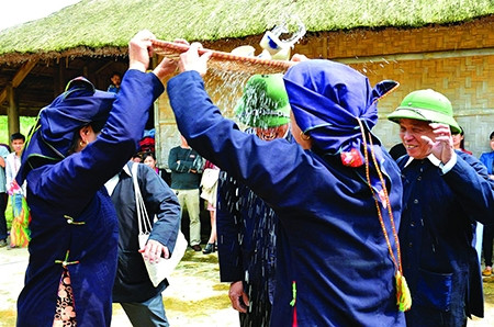 Nhà trai hát thua nhà gái, phải chịu phạt đổ sàng rượu lên đầu mới được bước vào nhà. Nhà trai hát thua nhà gái, phải chịu phạt đổ sàng rượu lên đầu mới được bước vào nhà.