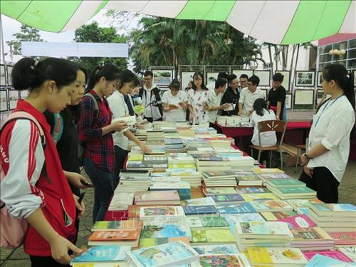 Sinh viên tham gia Ngày hội đọc sách. Ảnh: Quân Trang - TTXVN Sinh viên tham gia Ngày hội đọc sách. Ảnh: Quân Trang - TTXVN