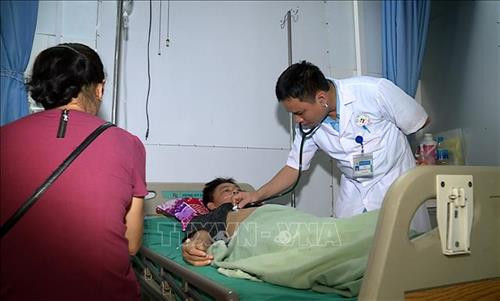 Bệnh nhân Đoàn Đình Luận, trú tại xã Tràng Đà, thành phố Tuyên Quang đang được cấp cứu tại Bệnh viện đa khoa tỉnh Tuyên Quang. Ảnh: TTXVN phát Bệnh nhân Đoàn Đình Luận, trú tại xã Tràng Đà, thành phố Tuyên Quang đang được cấp cứu tại Bệnh viện đa khoa tỉnh Tuyên Quang. Ảnh: TTXVN phát