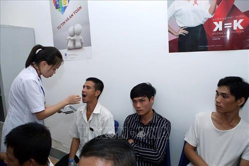 Bệnh nhân được uống thuốc điều trị thay thế nghiện bằng Buprenorphine. Ảnh: Phan Tuấn Anh - TTXVN Bệnh nhân được uống thuốc điều trị thay thế nghiện bằng Buprenorphine. Ảnh: Phan Tuấn Anh - TTXVN