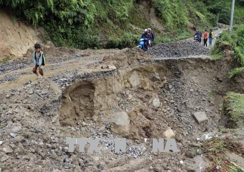 Cảnh sạt lở đoạn đường tại xã Dào San, huyện Phong Thổ tỉnh Lai Châu. Ảnh: Quý Trung - TTXVN Cảnh sạt lở đoạn đường tại xã Dào San, huyện Phong Thổ tỉnh Lai Châu. Ảnh: Quý Trung - TTXVN