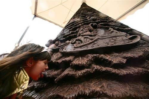 Em bé chụp hình lưu niệm bên tháp socola Em bé chụp hình lưu niệm bên tháp socola