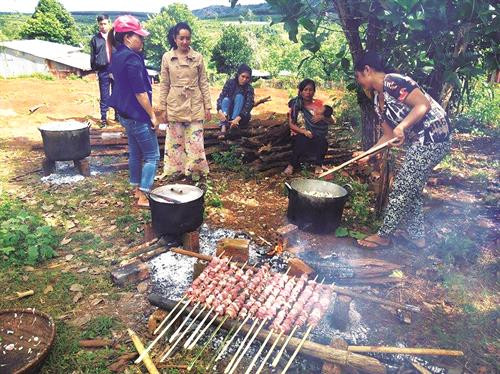 Khi điều kiện kinh tế cho phép, người Bahnar tổ chức cỗ bàn, mua sắm lễ vật để làm lễ trả ơn Khi điều kiện kinh tế cho phép, người Bahnar tổ chức cỗ bàn, mua sắm lễ vật để làm lễ trả ơn