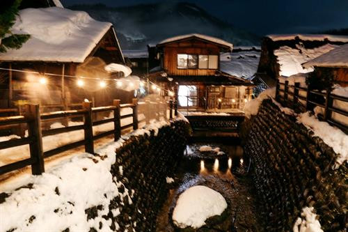Shirakawago thuộc tỉnh Gifu, Nhật Bản. Đây là một trong những ngôi làng độc đáo của xứ Phù Tang. Mặc cho những biến đổi về kinh tế, thiên tai, Shirakawago vẫn giữ nguyên hình dáng, kiến trúc từ 400 năm trước. Shirakawago chỉ cách các thành phố lớn như Nagoya hay Kanazawa 2-3 tiếng đi xe buýt. Làng được UNESCO công nhận là di sản thế giới từ năm 1995. Hiện Shirakawago có khoảng 114 ngôi nhà với hơn 20 căn nhà cổ bằng gỗ được gìn giữ gần như nguyên vẹn. Điểm đặc biệt của những căn nhà này là mái nhà được thiết kế như bàn tay chắp vào nhau để cầu nguyện. Thiết kế này vừa mang tính tôn giáo vừa để chống chọi với những trận bão tuyết. Trong tiếng Nhật Bản, Shirakawago có nghĩa là bạch xuyên hương, tức làng của những con sông trắng. Người dân ở đây vẫn gìn giữ và duy trì nhiều nghi lễ cổ xưa có từ thế kỷ XVII. Một trong những lễ hội đặc biệt nhất ở đây là "Shirakawago Winter Light-up". Vào mùa đông, cả ngôi làng sẽ thắp sáng vào 6 đêm trong 3 tuần (mỗi tuần 2 đêm). Mỗi năm, làng Shirakawago chỉ lên đèn 6 lần nên mặc cho thời tiết giá lạnh, hàng nghìn du khách vẫn đổ về đây để được chiêm ngưỡng cảnh tượng đặc biệt này. Mỗi đêm, chỉ 500 du khách được leo lên đỉnh núi để chiêm ngưỡng khung cảnh độc nhất vô nhị này. Giữa tiết trời se lạnh, những ngôi nhà gỗ phủ đầy tuyết trắng đồng loạt lên đèn tạo nên một khung cảnh huyền ảo như bước ra từ một câu chuyện cổ tích. Du khách có thể đến làng Shirakawago suốt 4 mùa trong năm. Mùa nào cũng sẽ có những lễ hội truyền thống rất thú vị. Để vào làng, du khách phải đi qua một cây cầu dây dài 107 m. Người dân gọi đây là cầu Deaibasi, có nghĩa là cầu Kỳ duyên với mong muốn mọi người luôn hòa thuận, sum vầy. Mùa đông, cây cầu được phủ tuyết trắng, mùa xuân tuyết tan tạo thành một con suối nhỏ ngày đêm róc rách chảy. Trước cổng làng có một con sông nhỏ chạy men theo bìa rừng. Vào mùa thu, những hàng cây thay lá dọc 2 bờ sông tạo nên một khung cảnh lãng mạn cho làng cổ Shirakawago. Nhiệt độ trung bình ở làng Shirakawago vào mùa đông luôn dưới 0 độ C. Vào những ngày này, người dân rất ít ra ngoài, mọi sinh hoạt gia đình đều gói gọn trong ngôi nhà gỗ 3 tầng. Tầng một thường là phòng sum vầy, có lò sưởi. Các tầng tiếp theo dùng để nuôi tằm hoặc chứa các dụng cụ nông nghiệp. Ngày nay người dân ở Shirakawago không còn làm nông nhiều, những tầng này chủ yếu phục vụ du khách tham quan. Shirakawago thuộc tỉnh Gifu, Nhật Bản. Đây là một trong những ngôi làng độc đáo của xứ Phù Tang. Mặc cho những biến đổi về kinh tế, thiên tai, Shirakawago vẫn giữ nguyên hình dáng, kiến trúc từ 400 năm trước. Shirakawago chỉ cách các thành phố lớn như Nagoya hay Kanazawa 2-3 tiếng đi xe buýt. Làng được UNESCO công nhận là di sản thế giới từ năm 1995. Hiện Shirakawago có khoảng 114 ngôi nhà với hơn 20 căn nhà cổ bằng gỗ được gìn giữ gần như nguyên vẹn. Điểm đặc biệt của những căn nhà này là mái nhà được thiết kế như bàn tay chắp vào nhau để cầu nguyện. Thiết kế này vừa mang tính tôn giáo vừa để chống chọi với những trận bão tuyết. Trong tiếng Nhật Bản, Shirakawago có nghĩa là bạch xuyên hương, tức làng của những con sông trắng. Người dân ở đây vẫn gìn giữ và duy trì nhiều nghi lễ cổ xưa có từ thế kỷ XVII. Một trong những lễ hội đặc biệt nhất ở đây là "Shirakawago Winter Light-up". Vào mùa đông, cả ngôi làng sẽ thắp sáng vào 6 đêm trong 3 tuần (mỗi tuần 2 đêm). Mỗi năm, làng Shirakawago chỉ lên đèn 6 lần nên mặc cho thời tiết giá lạnh, hàng nghìn du khách vẫn đổ về đây để được chiêm ngưỡng cảnh tượng đặc biệt này. Mỗi đêm, chỉ 500 du khách được leo lên đỉnh núi để chiêm ngưỡng khung cảnh độc nhất vô nhị này. Giữa tiết trời se lạnh, những ngôi nhà gỗ phủ đầy tuyết trắng đồng loạt lên đèn tạo nên một khung cảnh huyền ảo như bước ra từ một câu chuyện cổ tích. Du khách có thể đến làng Shirakawago suốt 4 mùa trong năm. Mùa nào cũng sẽ có những lễ hội truyền thống rất thú vị. Để vào làng, du khách phải đi qua một cây cầu dây dài 107 m. Người dân gọi đây là cầu Deaibasi, có nghĩa là cầu Kỳ duyên với mong muốn mọi người luôn hòa thuận, sum vầy. Mùa đông, cây cầu được phủ tuyết trắng, mùa xuân tuyết tan tạo thành một con suối nhỏ ngày đêm róc rách chảy. Trước cổng làng có một con sông nhỏ chạy men theo bìa rừng. Vào mùa thu, những hàng cây thay lá dọc 2 bờ sông tạo nên một khung cảnh lãng mạn cho làng cổ Shirakawago. Nhiệt độ trung bình ở làng Shirakawago vào mùa đông luôn dưới 0 độ C. Vào những ngày này, người dân rất ít ra ngoài, mọi sinh hoạt gia đình đều gói gọn trong ngôi nhà gỗ 3 tầng. Tầng một thường là phòng sum vầy, có lò sưởi. Các tầng tiếp theo dùng để nuôi tằm hoặc chứa các dụng cụ nông nghiệp. Ngày nay người dân ở Shirakawago không còn làm nông nhiều, những tầng này chủ yếu phục vụ du khách tham quan.