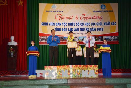 Tuyên dương sinh viên dân tộc Ê Đê có thành tích học tập tốt. Ảnh: Hoài Thu – TTXVN