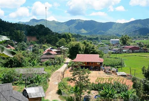 Nhiều ngôi nhà sàn khang trang được người dân xã Mường Phăng, huyện Điện Biên đầu tư xây dựng. Ảnh: dic.gov.vn Nhiều ngôi nhà sàn khang trang được người dân xã Mường Phăng, huyện Điện Biên đầu tư xây dựng. Ảnh: dic.gov.vn