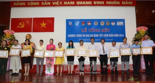 Lãnh đạo Thành phố Hồ Chí Minh trao bằng khen của UBND Thành phố Hồ Chí Minh cho 24 hộ gia đình tiêu biểu trong chương trình tiết kiệm điện năm 2016. Ảnh: Thanh Vũ - TTXVN Lãnh đạo Thành phố Hồ Chí Minh trao bằng khen của UBND Thành phố Hồ Chí Minh cho 24 hộ gia đình tiêu biểu trong chương trình tiết kiệm điện năm 2016. Ảnh: Thanh Vũ - TTXVN