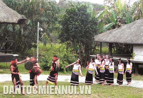 Phụ nữ Cor trong trang phục truyền thống đang chuẩn bị múa kađấu tại một lễ hội truyền thống. Phụ nữ Cor trong trang phục truyền thống đang chuẩn bị múa kađấu tại một lễ hội truyền thống.
