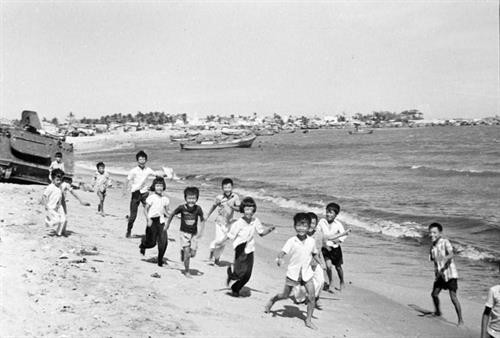 Lần lượt các ngày 26/3 và 29/3, Huế và Đà Nẵng được giải phóng. Đến ngày 3/4, toàn bộ các tỉnh đồng bằng ven biển miền Trung được giải phóng. Trong ảnh: Thiếu nhi thị xã Phan Thiết (Bình Thuận) vui đùa trên bãi biển quê hương trong ngày giải phóng. Ảnh: Tư liệu TTXVN.