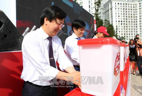 Các đại biểu tham gia 6 bước rửa tay bằng xà phòng tại lễ mít tinh. Ảnh: Thành Đạt – TTXVN