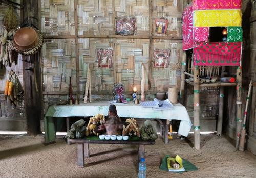 Gian đặc biệt trong ngôi nhà – nơi đặt bàn thờ của người Dao Gian đặc biệt trong ngôi nhà – nơi đặt bàn thờ của người Dao