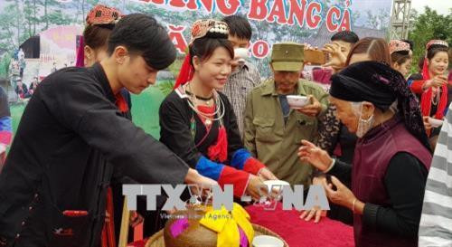 Du khách thưởng thức rượu Bâu - một đặc sản của Người Dao. Ảnh: Văn Đức – TTXVN Du khách thưởng thức rượu Bâu - một đặc sản của Người Dao. Ảnh: Văn Đức – TTXVN