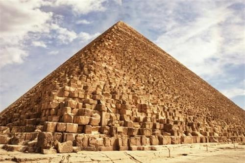 Kim tự tháp Ai Cập đã được người xưa xây dựng bằng những khối đá khổng lồ. Có những khối đá nặng đến 2,5 - 15 tấn. Trong suốt nhiều thập kỷ, các chuyên gia cố gắng giải mã bí ẩn về người người Ai Cập cổ đại làm thế nào để di chuyển khối đá khổng lồ xây dựng kim tự tháp. Sau quá trình nghiên cứu, các chuyên gia đã tìm ra câu trả lời. Chỉ với công cụ thô sơ là thành trượt, người Ai Cập cổ đã vận chuyển những khối đá khổng lồ xây kim tự tháp. Để làm được điều này, họ đặt tảng đá lên thanh trượt và làm ướt cát sa mạc ở phía dưới giúp giảm ma sát. Nhờ vậy, người Ai Cập có thể dễ dàng kéo di chuyển những tảng đá lớn hơn đến vị trí xây dựng kim tự tháp. Các chuyên gia không khỏi bất ngờ khi phát hiện một số đường hầm trong lòng kim tự tháp. Trong số này có thể kể đến hai đường hầm trong lòng kim tự tháp Cheops. Hai đường hầm này được phát hiện vào năm 1872. Kể từ đó, các nhà khoa học vào cuộc tìm hiểu mục đích của những đường hầm này. Có giả thuyết cho rằng những đường hầm trên là ống thông gió. Một số khác thì cho rằng đó là những đường hành lang dành riêng cho linh hồn của các pharaon đi vào cõi bất tử. Cho đến nay, bí ẩn này vẫn chưa được làm sáng tỏ. Kim tự tháp của người Ai Cập ẩn chứa rất nhiều bí mật, trong đó có nhiều điều chưa được giải mã. Thời gian qua, thế giới vô cùng kinh ngạc và cảm thấy thú vị khi các chuyên gia phát hiện 2 gian phòng chưa từng được biết tới, nằm ẩn giấu bí mật trong lòng Đại kim tự tháp Giza. Không gian bí ẩn trên đã được con người dự đoán từ lâu nhưng mãi đến gần đây mới phát hiện ra nhờ sự tiến bộ của khoa học. Đại kim tự tháp Giza, hay còn được biết tới với tên gọi kim tự tháp Khufu, được xem là một trong 7 kỳ quan của thế giới cổ đại. Kim tự tháp này có 3 gian phòng đã được biết tới. Kim tự tháp Ai Cập đã được người xưa xây dựng bằng những khối đá khổng lồ. Có những khối đá nặng đến 2,5 - 15 tấn. Trong suốt nhiều thập kỷ, các chuyên gia cố gắng giải mã bí ẩn về người người Ai Cập cổ đại làm thế nào để di chuyển khối đá khổng lồ xây dựng kim tự tháp. Sau quá trình nghiên cứu, các chuyên gia đã tìm ra câu trả lời. Chỉ với công cụ thô sơ là thành trượt, người Ai Cập cổ đã vận chuyển những khối đá khổng lồ xây kim tự tháp. Để làm được điều này, họ đặt tảng đá lên thanh trượt và làm ướt cát sa mạc ở phía dưới giúp giảm ma sát. Nhờ vậy, người Ai Cập có thể dễ dàng kéo di chuyển những tảng đá lớn hơn đến vị trí xây dựng kim tự tháp. Các chuyên gia không khỏi bất ngờ khi phát hiện một số đường hầm trong lòng kim tự tháp. Trong số này có thể kể đến hai đường hầm trong lòng kim tự tháp Cheops. Hai đường hầm này được phát hiện vào năm 1872. Kể từ đó, các nhà khoa học vào cuộc tìm hiểu mục đích của những đường hầm này. Có giả thuyết cho rằng những đường hầm trên là ống thông gió. Một số khác thì cho rằng đó là những đường hành lang dành riêng cho linh hồn của các pharaon đi vào cõi bất tử. Cho đến nay, bí ẩn này vẫn chưa được làm sáng tỏ. Kim tự tháp của người Ai Cập ẩn chứa rất nhiều bí mật, trong đó có nhiều điều chưa được giải mã. Thời gian qua, thế giới vô cùng kinh ngạc và cảm thấy thú vị khi các chuyên gia phát hiện 2 gian phòng chưa từng được biết tới, nằm ẩn giấu bí mật trong lòng Đại kim tự tháp Giza. Không gian bí ẩn trên đã được con người dự đoán từ lâu nhưng mãi đến gần đây mới phát hiện ra nhờ sự tiến bộ của khoa học. Đại kim tự tháp Giza, hay còn được biết tới với tên gọi kim tự tháp Khufu, được xem là một trong 7 kỳ quan của thế giới cổ đại. Kim tự tháp này có 3 gian phòng đã được biết tới.