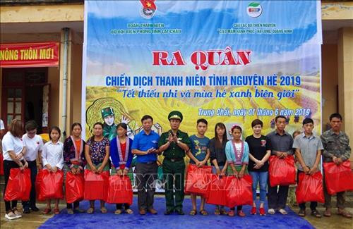 Bộ đội Biên phòng và các nhà hảo tâm trao quà cho các hộ nghèo ở xã Trung Chải, huyện Nậm Nhùn. Ảnh: Việt Hoàng – TTXVN