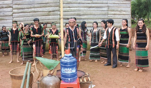 Lễ cúng mưa đầu mùa của đồng bào M'nông xã Đắk R'tíh (Đắk R'lấp). Ảnh: Hồ Mai