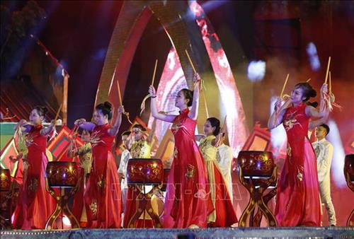 Tiết mục biểu diễn nghệ thuật tại buổi lễ. Ảnh: Thống Nhất – TTXVN